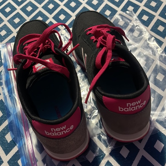 Worn twice WL501SHK New Balance sneakers in black/pink with white trim - Picture 3 of 5